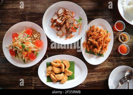 Gamberi fritti, maiale fritto con salsiccia fritta e insalata piccante o cibo tailandese Foto Stock