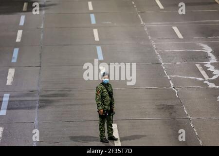 (210315) -- MANILA, 15 marzo 2021 (Xinhua) -- UN poliziotto è visto ad un punto di controllo durante l'attuazione di rigorose misure di quarantena a Manila, nelle Filippine, il 15 marzo 2021. Metro Manila, che ospita circa 13 milioni di persone, ha iniziato ad imporre di nuovo severe misure di quarantena il lunedì per contenere una recente ondata di infezioni da coronavirus. Il Dipartimento di Salute delle Filippine (DOH) ha riferito lunedì che 5,404 nuove infezioni da coronavirus (COVID-19), il più alto numero giornaliero in sette mesi, portando il numero totale di casi confermati nel paese a 626,893. (Xinhua/Rouelle Uma Foto Stock