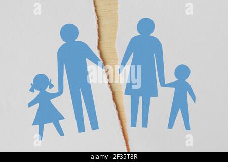 Carta strappata con disegno di famiglia divorziata - divorzio e rotto concetto di famiglia Foto Stock