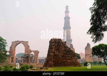 Il Qutb Minar, il minareto più alto del mondo, avvolto dalla nebbia mentre l'alba si rompe a Delhi, Uttapr Pradesh, India. Foto Stock