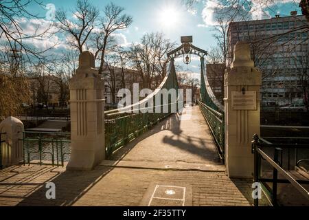 OPOLE, POLONIA - Mar 07, 2021: Ponte di Groszowy, conosciuto come il ponte degli amanti di Opole sopra la Mlynowka di giorno Foto Stock