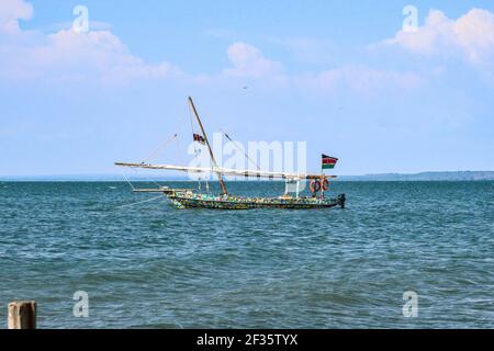 Kisumu, Nyanza, Kenya. 9 marzo 2021. Una vista della barca FlipFlopi ancorata ad una spiaggia nell'Isola di Rusinga durante la spedizione del Lago Victoria. La barca FlipFlopi sta facendo un viaggio intorno ai laghi più grandi dell'Africa per aumentare la consapevolezza contro l'inquinamento plastico. Credit: James Wakibia/SOPA Images/ZUMA Wire/Alamy Live News Foto Stock