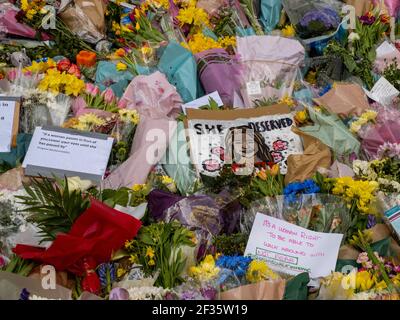 Fiori deposti in rispetto al santuario di fortuna alla donna assassinata Sarah Everard presso la tribuna di Clapham Common, a sud di Londra, Regno Unito. Foto Stock