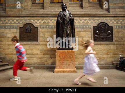 THEODORE E PIETRA ANASTASIA, GRANDI, GRANDI, GRANDI, GRANDI NIPOTI DI RICHARD OWEN CON LA SUA STATUA NEL MUSEO DI STORIA NATURALE.OWEN, IL FONDATORE DEL MUSEO, CELEBRA IL SUO BICENTENARIO DI QUEST'ANNO.19/7/04 PILSTON Foto Stock