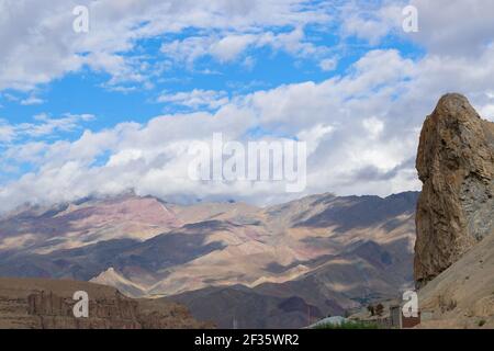 Bel gioco di luce e ombra sulle montagne di Mulbekh, Himalaya montagne ombra di nuvole in background, Ladakh, Jammu e Kashmir, India Foto Stock