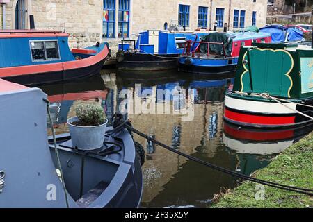 Imbarcazioni strette ormeggiati a Marina a Rochdale Canal, Hebden Bridge Foto Stock