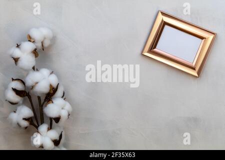 Mockup cornice oro rosa e cotone su fondo grigio lavaggio spazio per la copia a disposizione piatta Foto Stock