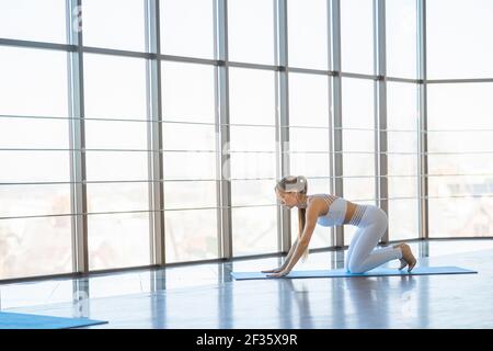 Yoga ragazza diventa in posa mucca. Donna in posa yoga Foto Stock