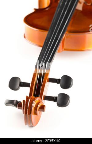 Primo piano macro di scorrimento su violino o violino di legno marrone, strumento musicale classico, su sfondo bianco, fuoco selettivo Foto Stock