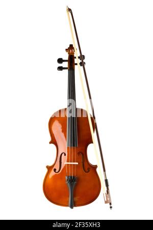 Violino o violino di legno marrone, strumento musicale classico, con arco isolato su sfondo bianco Foto Stock