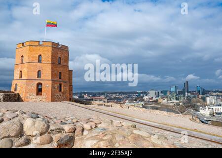 Gediminas Torre o Castello, la parte restante del Castello medievale superiore a Vilnius, Lituania con bandiera lituana Foto Stock