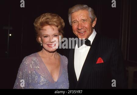 Toni Murray e Jan Murray durante il 1987 Cedars-Sinai Medical Center benefit al Beverly Hilton Hotel di Beverly Hills, California 24 gennaio 1987 Credit: Ralph Dominguez/MediaPunch Foto Stock