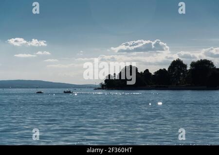 Lago di Costanza in tarda estate. L'acqua splenera al sole della sera. Vista sull'acqua fino alla zona costiera Foto Stock