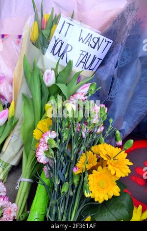 I cartelli che fanno lobby per la sicurezza delle donne e i fiori alla statua di Emmeline Pankhurst in St Peter's Square, Manchester, Inghilterra, Regno Unito, lasciarono dopo la veglia nella memoria di Sarah Everard il 13 marzo 2021. Il 12 marzo un ufficiale della polizia metropolitana di Londra è stato accusato del rapimento e dell'omicidio di Sarah Everard. Apparve alla corte dei Magistrati di Westminster il 13 marzo e fu rimesso in custodia per apparire all'Old Bailey il 16 marzo. Emmeline Pankhurst era il leader del movimento suffragette nel Regno Unito. La statua in bronzo fu scolpita da Hazel Reeves. Foto Stock