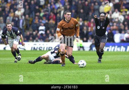 Wolverhampton Wanderers / West Bromwich Albion. Keith Andrews con l'arbitro Uriah Rennie gioco di segnalazione il 26 febbraio 2000 Foto Stock