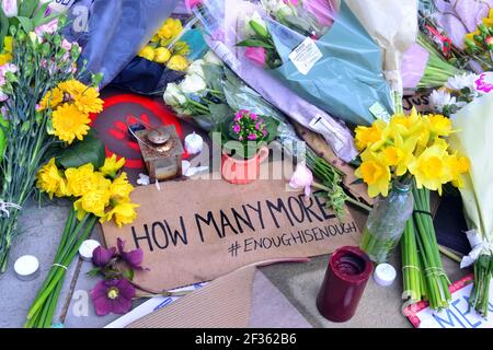 I cartelli che fanno lobby per la sicurezza delle donne e i fiori alla statua di Emmeline Pankhurst in St Peter's Square, Manchester, Inghilterra, Regno Unito, lasciarono dopo la veglia nella memoria di Sarah Everard il 13 marzo 2021. Il 12 marzo un ufficiale della polizia metropolitana di Londra è stato accusato del rapimento e dell'omicidio di Sarah Everard. Apparve alla corte dei Magistrati di Westminster il 13 marzo e fu rimesso in custodia per apparire all'Old Bailey il 16 marzo. Emmeline Pankhurst era il leader del movimento suffragette nel Regno Unito. La statua in bronzo fu scolpita da Hazel Reeves. Foto Stock