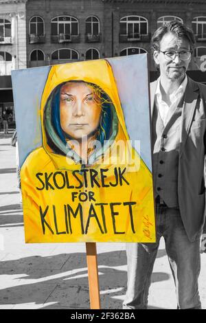 Uomo che tiene Greta Thunberg placard in svedese significa scuola marcia per il clima durante la protesta del cambiamento climatico a Bournemouth, Dorset nel mese di settembre Foto Stock
