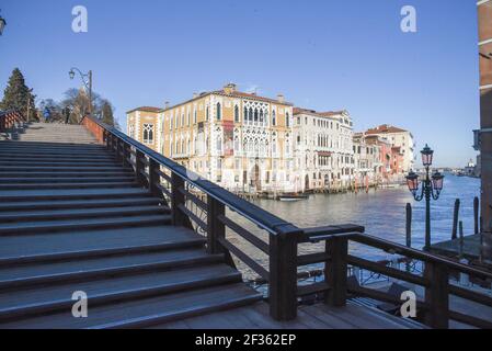 Venezia, Italia. 15 marzo 2021. Ponte dell'Accademia durante Venezia in zona Rossa, News in Venezia, Italia, 15 marzo 2021 Credit: Agenzia fotografica indipendente/Alamy Live News Foto Stock