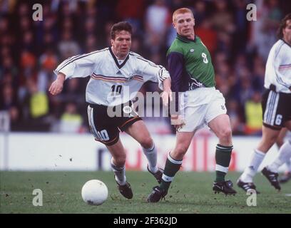 Belfast, Grossbritannien. 15 marzo 2021. Lothar Matthaeus festeggerà il suo 60° compleanno il 21 marzo 2021. Archivio foto: Calcio/Nazionale Irlanda del Nord-Germania 0: 3 Lothar MATTHAEUS (a sinistra) gioca la palla oltre Neil LENNON dell'Irlanda del Nord. 03/27/1999. Â | utilizzo in tutto il mondo Credit: dpa/Alamy Live News Foto Stock