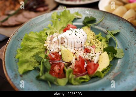 Insalata di uova in camicia sul piatto nel ristorante Foto Stock