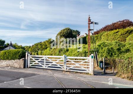 Un'antica traversata a livello recintato sul Tarka Trail, parte del South-West Coast Path a Instow, Devon, Regno Unito Foto Stock