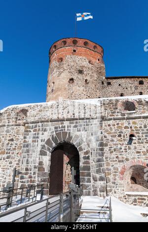 Foto verticale dell'ingresso dell'Olavinlinna sotto il cielo blu in una giornata di sole in inverno. Si tratta di un castello a tre torri del XV secolo. Savonlinna, Finlandia. Il per Foto Stock