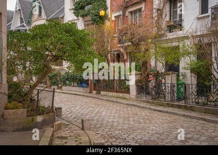 Parigi, Francia - 02 26 2021: Quartiere di Montmartre. Via Villa Leandre Foto Stock