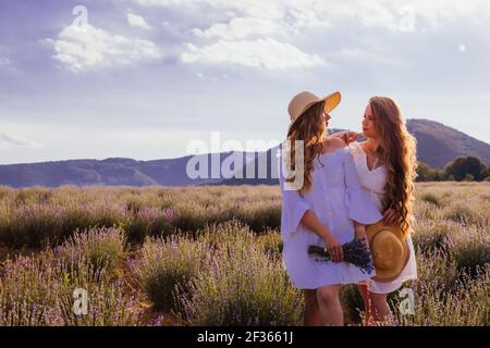 Amicizia duratura e forte tra due donne Foto Stock