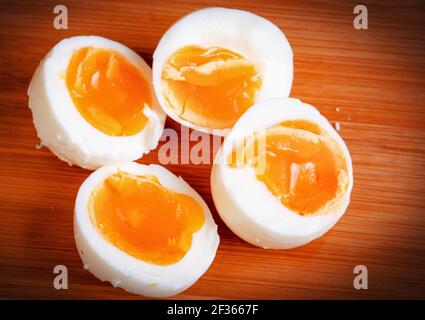 Uova a metà cottura semi-dure, gustoso spuntino. Foto Stock