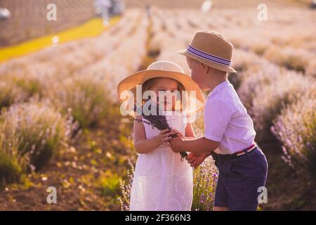 Amore oltre l'età, un momento prima di baciare Foto Stock