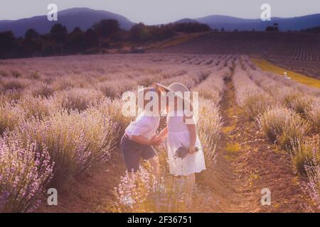 Amore oltre l'età, un momento prima di baciare Foto Stock