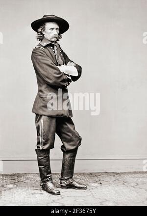 George Armstrong Custer, 1839 – 1876. Ufficiale dell'esercito degli Stati Uniti e comandante della cavalleria durante la guerra civile americana e le guerre indiane americane che sono state uccise insieme con la maggior parte del suo comando alla battaglia del piccolo Bighorn. Dopo una fotografia che risale al 1865. Foto Stock