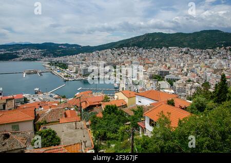 Colorato panorama serale della città di Kavala, il principale porto marittimo della Macedonia orientale e la capitale dell'unità regionale di Kavala. Grecia, Europa. Foto Stock