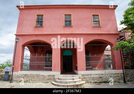 Vecchia casa rossa a Kavala, la Grecia usato per la galleria. Foto Stock