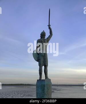 MALDON, REGNO UNITO - 13 marzo 2021: Vista posteriore di una statua di Brithn che morì nella battaglia di Maldon combattendo con le forze anglosassoni contro di loro Foto Stock