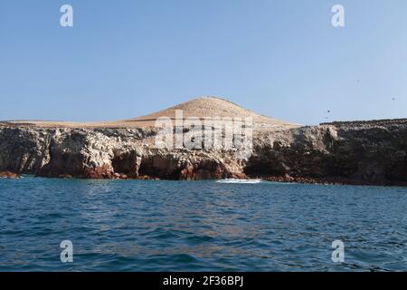 Paesaggio e colonie di boobie peruviane, nelle Isole Ballestas, all'interno dell'area protetta della riserva nazionale Paracas, costa settentrionale della Pa Foto Stock