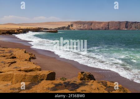 Fotografia paesaggistica di dune e scogliere sulla costa del deserto di Paracas, Playa Roja, nella Riserva Nazionale di Paracas, Oceano Pacifico, Pisco, depar Foto Stock