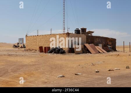 Paracas, Perù - 17 aprile 2014: Vecchio shack convertito in un ripetitore radio con antenna, nel mezzo del deserto di Paracas, vicino a Playa Las Minas, Pis Foto Stock