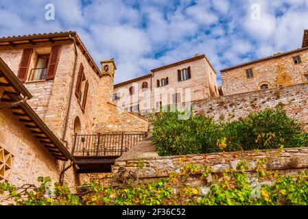 Centro storico di Spello affascinanti edifici medievali, un piccolo paese nella campagna umbra Foto Stock
