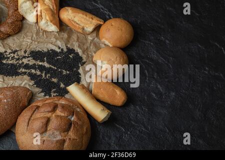 Diversi tipi di pasticceria su carta pergamena. Foto di alta qualità Foto Stock