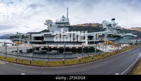 Finnart, Scozia, Regno Unito. 15 marzo 2021. La Royal Navy Aircraft Carrier HMS Queen Elizabeth ormentò a Long Loch a Glenmallon per rifornirsi e munizioni prima degli esercizi navali, parte del gruppo UK Carrier Strike 2021. Iain Masterton/Alamy Live News Foto Stock