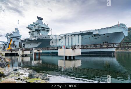 Finnart, Scozia, Regno Unito. 15 marzo 2021. La Royal Navy Aircraft Carrier HMS Queen Elizabeth ormentò a Long Loch a Glenmallon per rifornirsi e munizioni prima degli esercizi navali, parte del gruppo UK Carrier Strike 2021. Iain Masterton/Alamy Live News Foto Stock