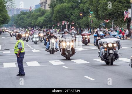 Washington DC, Constitution Avenue, Rolling Thunder Ride for Freedom biker motociclisti moto rally, protesta donna nera polizia femminile poliziotto Foto Stock