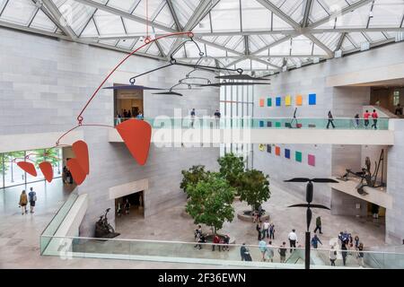 Washington DC, National Gallery of Art Museum, all'interno dell'atrio moderno e contemporaneo Calder mobile Ellsworth Kelly, Foto Stock