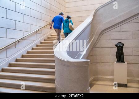 Washington DC, National Gallery of Art Museum, all'interno delle scale interne uomo donna donna coppia femminile ascendente, Foto Stock