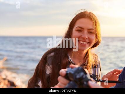 Matura in amore baciare sulla Natura Viaggiare Escursioni nelle montagne delle Hawaii. I giovani escursionisti felici le persone insieme. Interracial backpacking Amanti bacio ritratto o Foto Stock