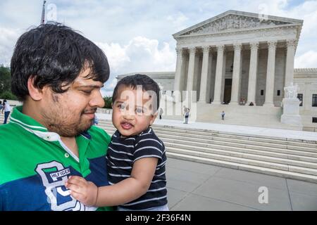 Washington DC, ingresso anteriore dell'edificio della Corte Suprema, uomo asiatico bambino ragazzo padre che tiene figlio, Foto Stock