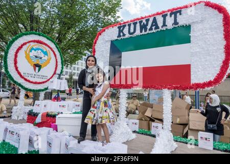 Washington DC, National Memorial Day Parade, area di sosta float Kuwait Gulf War Veterans, immigranti donna ragazza madre figlia musulmana, Foto Stock