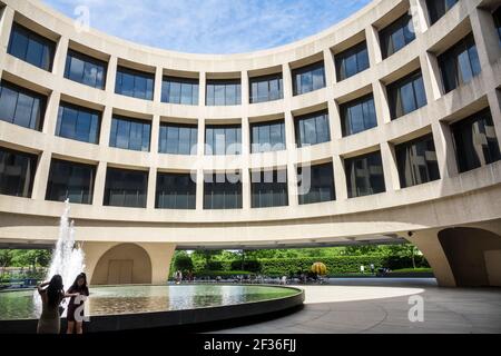 Washington DC, National Mall Hirshhorn Museum gallery, arte contemporanea fontana esterna edificio circolare architetto Gordon Bunshaft, Foto Stock