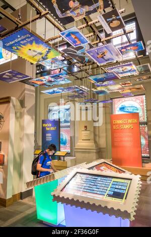 Washington DC, National Postal Museum, francobolli intorno al Globe mostra interattiva interno, Foto Stock